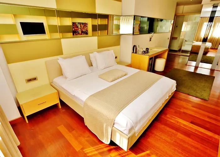 מלון Eternity Boutique 4*